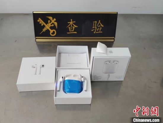 　　榕城海關(guān)在郵遞渠道查獲侵權(quán)“airpods”無線耳機(jī)1311副。福州海關(guān)供圖