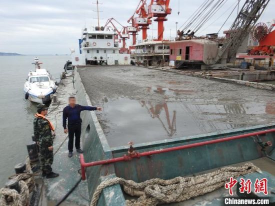 　　圖為福建海警查獲首起海洋非法傾廢案?！」﹫D