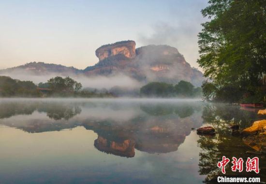 坐擁自然文化雙世遺的福建武夷山，不僅以碧水丹山著稱，也是武夷巖茶的原鄉(xiāng)。圖為武夷山大王峰?！↑S海 攝