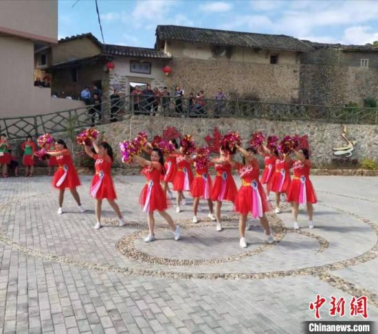 　　福建詔安縣官陂鎮(zhèn)鳳獅村廣場舞隊在村廣場上跳舞 李京澤 攝