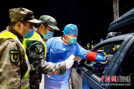 圖為對車上人員進行體溫監(jiān)測。 福鼎宣傳部 供圖