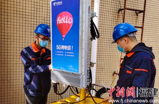 中國電信工作人員在直播基地安裝調(diào)測5G基站。