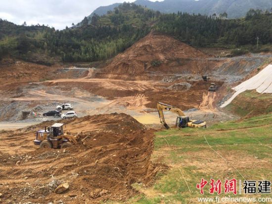 3月10日，福建省重點項目之大田良元220千伏輸變電工程的“四通一平”正在緊張而又有序地施工。林志勇 攝