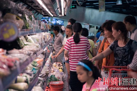 圖為市民在購買蔬菜。(資料圖)李南軒攝