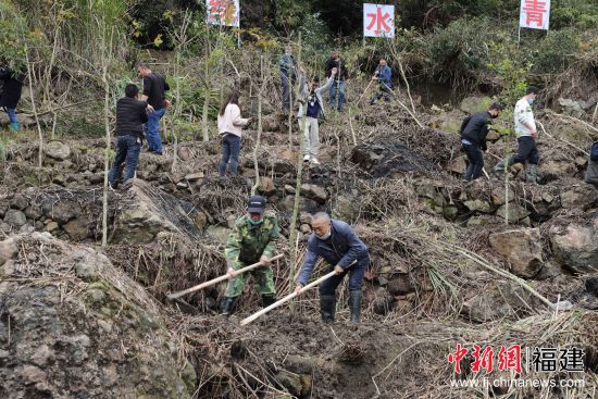 圖為植樹活動現(xiàn)場。黃起青 攝