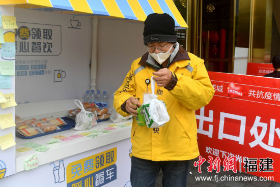 圖為外賣配送員自取餐食。 呂明 攝