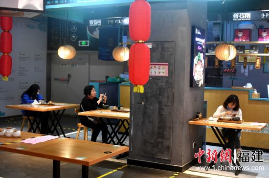 餐飲企業(yè)陸續(xù)開放堂食服務，進店用餐的市民也在漸漸增多。呂明 攝