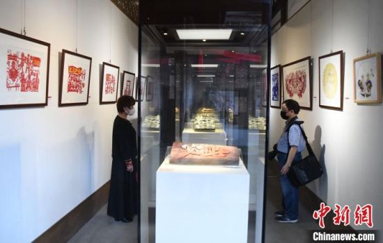 此次展覽近百件參展作品，均為福建非遺傳承人圍繞“戰(zhàn)疫”題材的用心之作?！∮浾邉⒖筛?攝