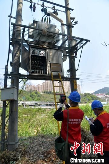 圖為國網(wǎng)連江供電公司工作人員對球場涉及的電力線路開展電阻測試和避雷裝置檢查等工作，保障臺商臺企雨季可靠供電。　記者 張斌 攝