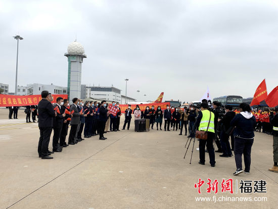 福建省委常委、廈門市委書記胡昌升前往機(jī)場(chǎng)迎接醫(yī)療隊(duì)，代表全市人民歡迎醫(yī)療隊(duì)凱旋歸來(lái)。