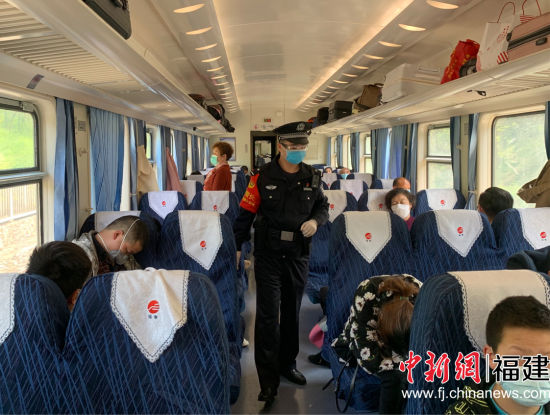 福州乘警支隊(duì)乘警黃海龍全力做好列車疫情防控及清明列車安全工作，確保旅客出行暢通。