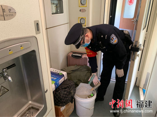 在值乘的列車上，黃警官認真巡視車廂，排查重點人員，通過車廂宣傳防控疫情知識，引導旅客做到科學防控。