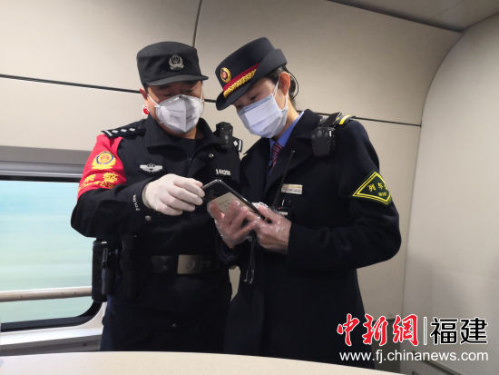 廈門鐵路公安處特警支隊(duì)民警李立宏 值乘列車